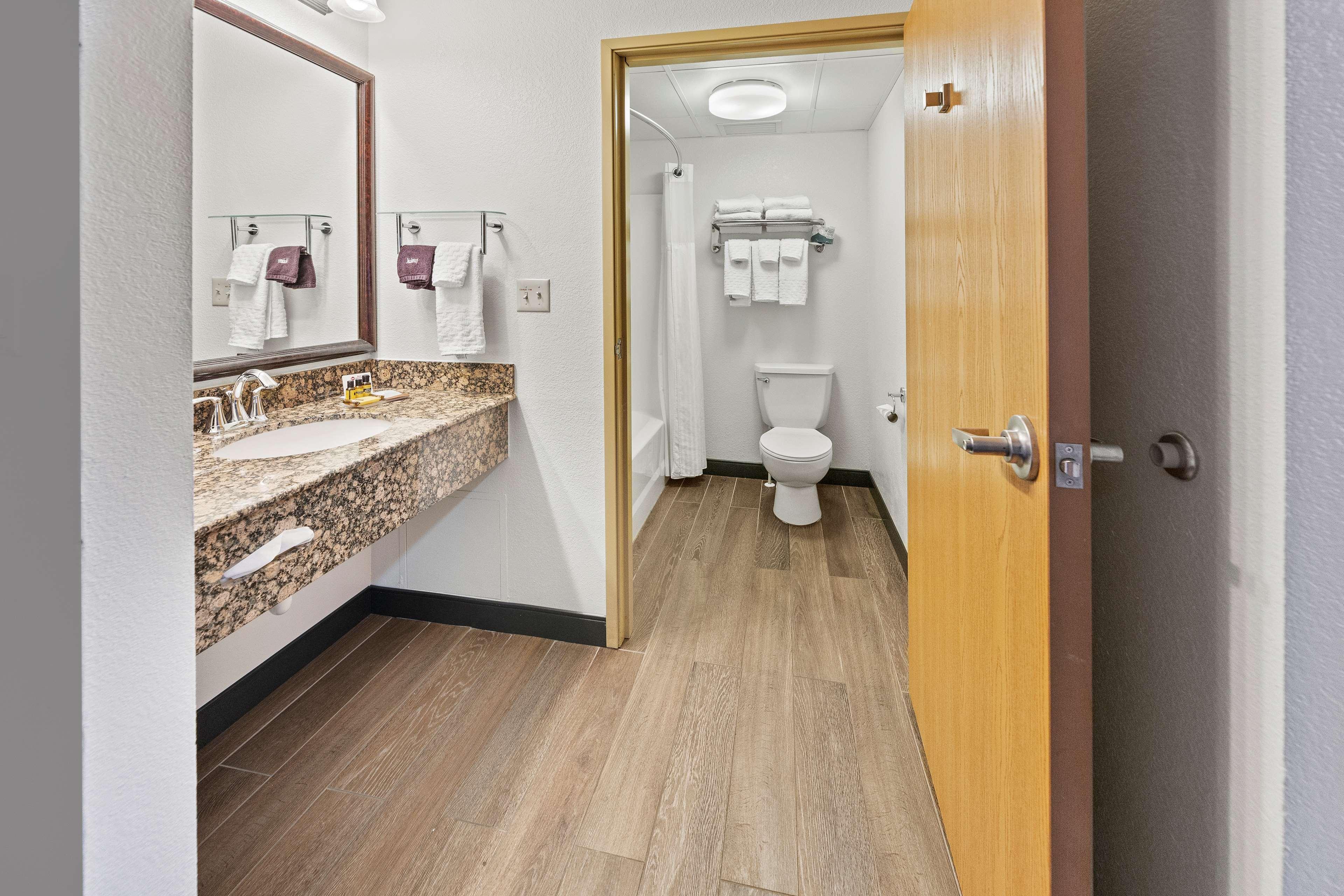 Hotel Western Lodge&suites 3*